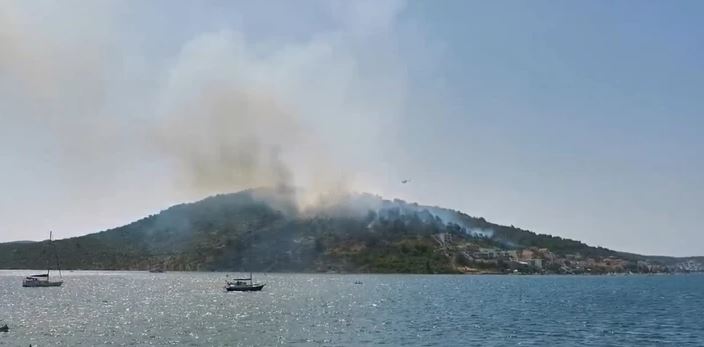 BUKTINJA U DALMACIJI Vatra u turističkom mjestu se približila kućama, gase je dva kanadera i preko 20 vatrogasaca (VIDEO)