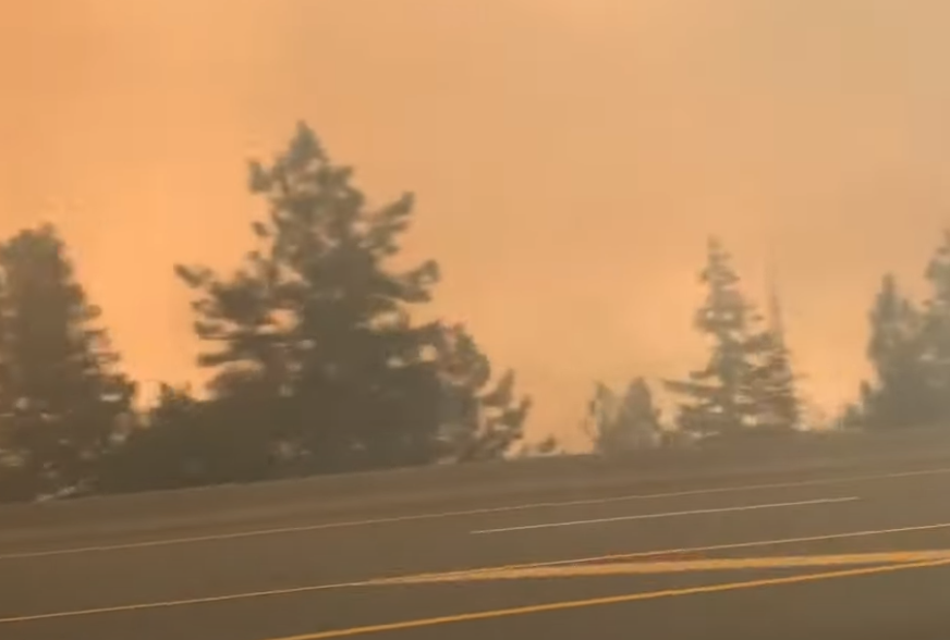 Glavni "krivac" su visoke temperature: Požar "progutao" gradić u Kanadi (VIDEO)