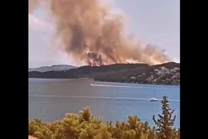 Požar gasi 100 vatrogasaca: Vatrena stihija još nije lokalizovana na hrvatskom ostrvu Čiovo (VIDEO)