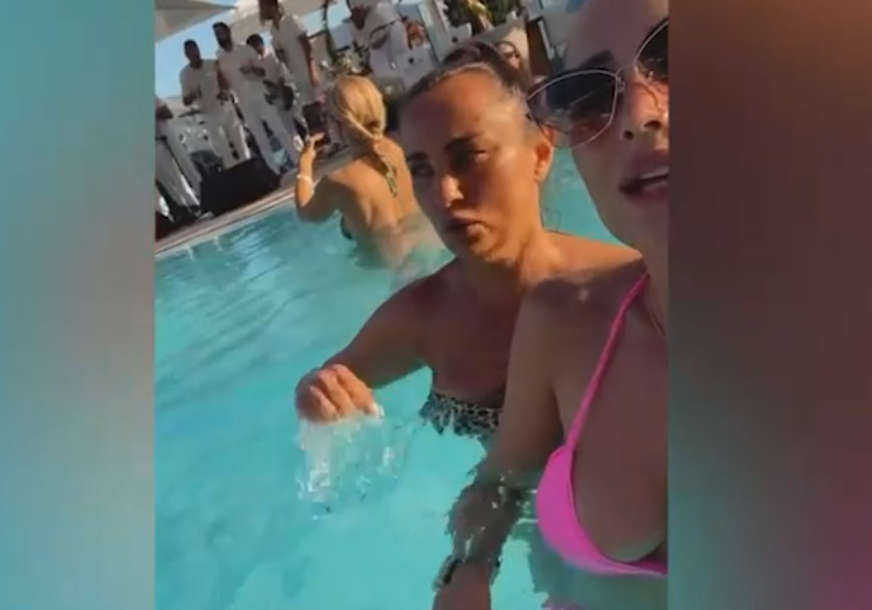 Skaču i đuskaju u bazenu:  Prijovićka uživa s majkom, pridružila im se i Anastasija Ražnatović (VIDEO)