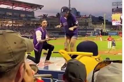 Sve snimile kamere: Zaprosio djevojku na utakmici, ona odjurila koliko je noge nose (VIDEO)