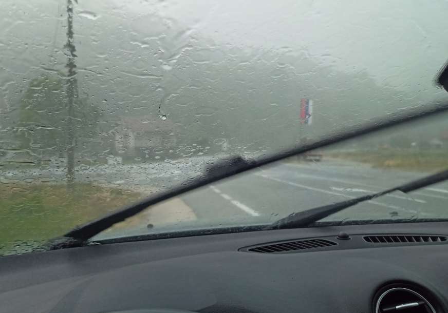 MAKSIMALAN OPREZ Zbog kiše koja intenzivno pada kolovozi u Srpskoj mokri i klizavi