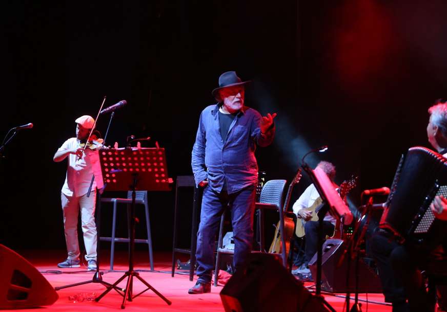 Ljetnje večeri UZ MUZIKU I EMOCIJE: Koncertom Rade Šerbedžije zatvoren "Banjaluka fest" (FOTO)