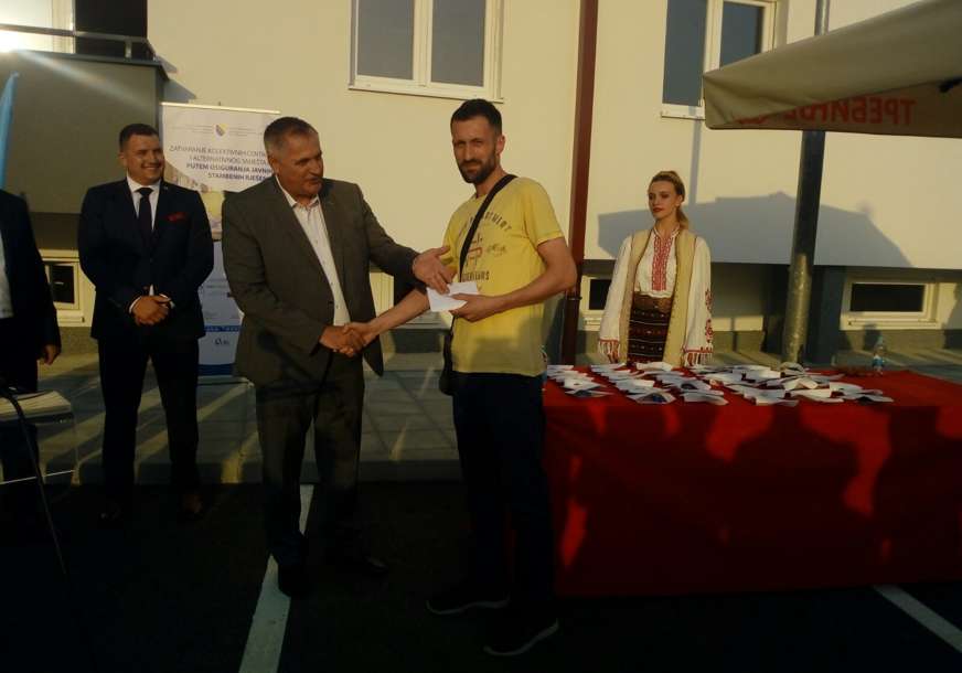 Krov nad glavom dobilo 48 porodica: Premijer Višković uručio ključeve stanova raseljenim osobama (FOTO)