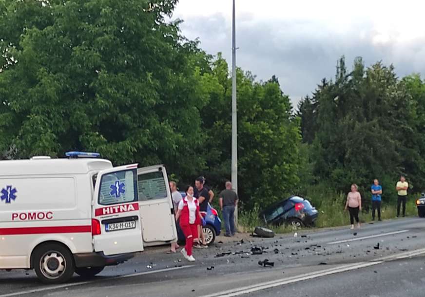 Teška saobraćajka u Banjaluci: Lančani sudar na zapadnom tranzitu, vatrogasci iz automobila vade muškarca (FOTO)