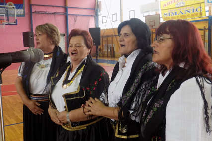 Učesnici su u narodnim nošnjama izvodili stare narodne pjesme: Održan Sabor izvornog pjevanja u Bratuncu