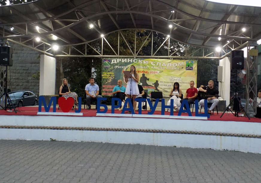 Posjetioci uživali u raznovrsnom programu: Održano muzičko-poetsko veče u Bratuncu