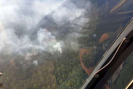 Vatra na području Višegrada i DALJE GORI: U gašenju učestvuju dva helikoptera, očekuje se da će uskoro biti ugašen