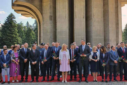 Godišnjica bitke na Kozari: Dodik i Cvijanovićeva položili vijence na memorijalni zid spomenika na Mrakovici