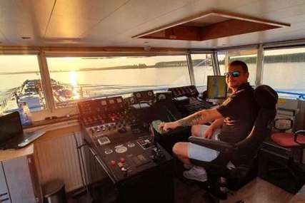 "Mornare uvijek sreća prati" Stefan je kapetan broda, krstari rijekama Evrope, ali i pomaže kad zatreba