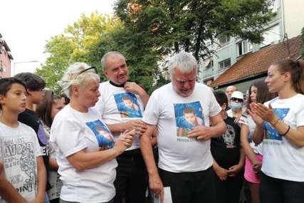 Djed plače u majici sa likom preminulog unuka: Građani drugi dan protestuju zbog pogibije Stefana (9), traže krivičnu odgovornost sudije