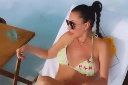 Ceca se potpuno opustila: Pjevačica uživa u sunčanom vremenu, obline jedva obuzdala u bikiniju (VIDEO)