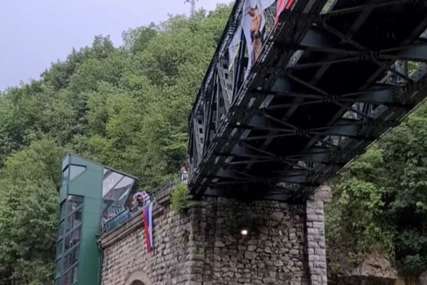 "Anđo, udaj se za mene" Mladić skočio "lastu" s mosta i uslijedila je scena o kojoj svi pričaju (VIDEO)