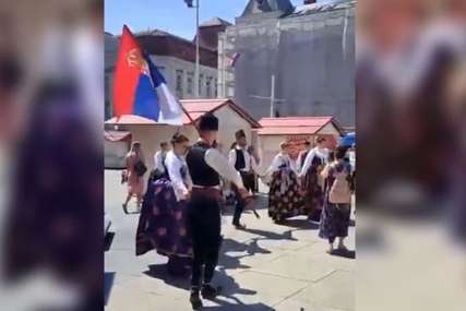 UŽIČKO KOLO U SRCU ZAGREBA Na trgu Bana Jelačića danas se vijorila srpska zastava i igralo najpoznatije kolo (VIDEO)
