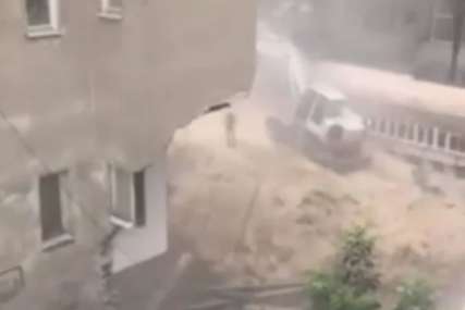 Urušila se zgrada na Vračaru: Stanari evakuisani, otpalo cijelo prizemlje objekta: (VIDEO)