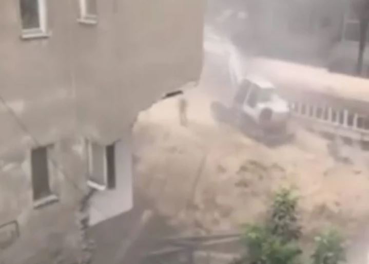 Urušila se zgrada na Vračaru: Stanari evakuisani, otpalo cijelo prizemlje objekta: (VIDEO)