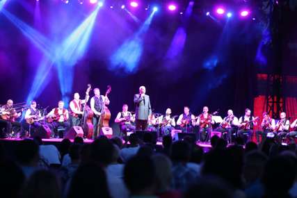 "Spoj tradicije, humora i nostalgije" Zvonko Bogdan na sinoćnjem koncertu digao publiku na noge (FOTO)