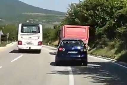 NESAVJESNA I OPASNA VOŽNJA Autobus snimljen kako pretiče kamion preko pune linije (VIDEO)