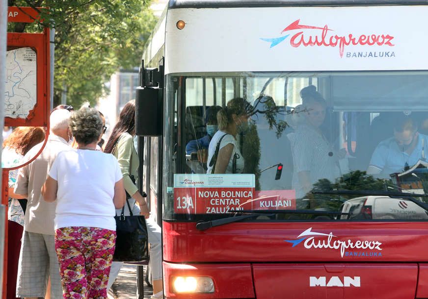 DRAMA U JAVNOM PREVOZU Autobus zaustavljen skoro 20 minuta, kontrolori vikali na putnike