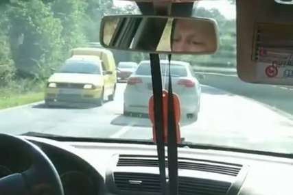 "Na kraju će neko da strada zbog takvih" Bahato ponašanje žene za volanom razbjesnilo korisnike društvenih mreža (VIDEO)