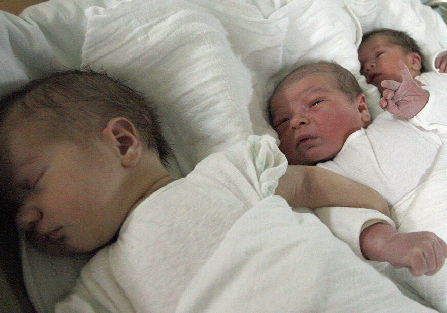 bebe beba novorodjence porodiliste
