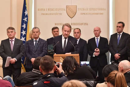Sanjaju suverenu državu, a BORE SE ZA PROTEKTORAT: Bošnjački političari nikako da se odluče šta žele