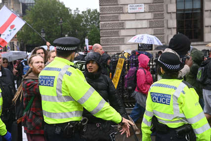 Sukobili se demonstranti i policija: Na silu pokušali ući u poznatu medijsku kuću u Londonu