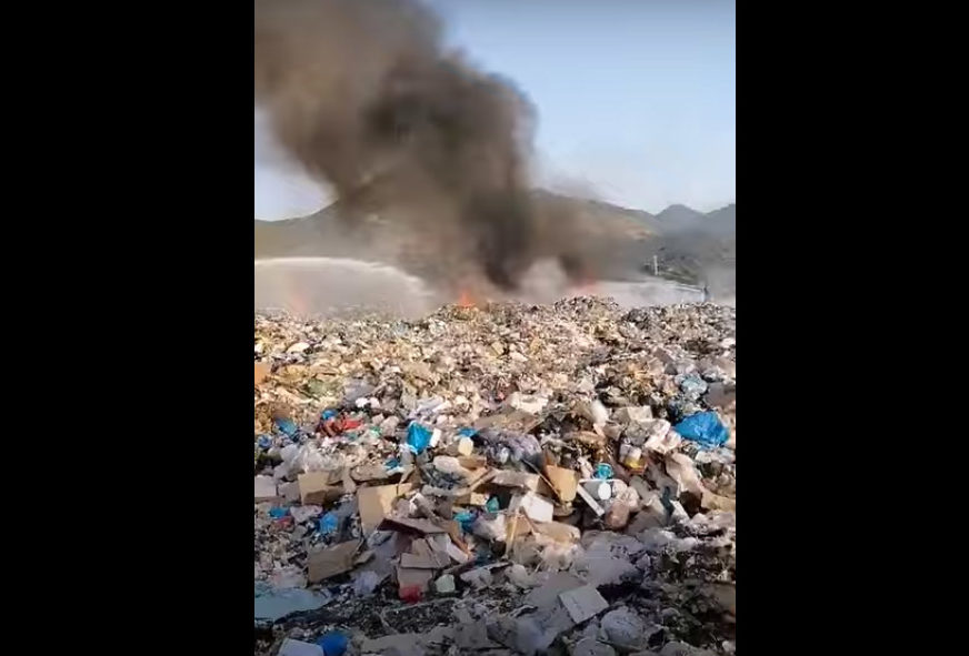 Požar na području deponije kod Trebinja: Vatrogasci sprečavaju širenje vatre (VIDEO)
