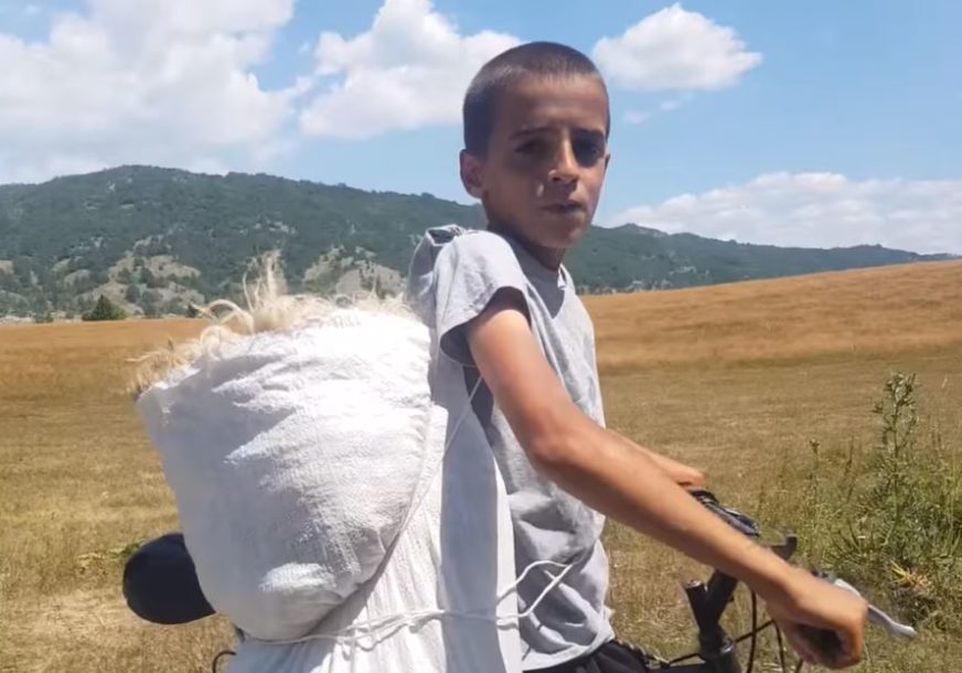 "Od njega će sutra biti pravi čovjek" Dječak na leđima vuče 12 kilograma vune u vreći vezanoj kanapom (VIDEO)