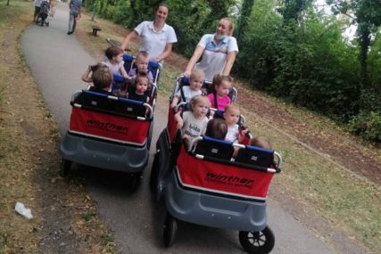 Čudesni vozić juri Banjalukom: Mališani uživaju u "djecomobilu" na teta - pogon (FOTO)