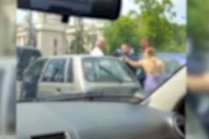DRAMA U CENTRU GRADA Djevojka u haljini tuče muškarca, izbio opšti sukob (VIDEO)