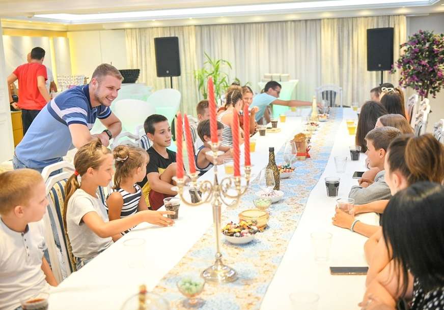 Mali znak pažnje: Stanivuković u svom domu ugostio djecu iz višečlanih porodica (FOTO)