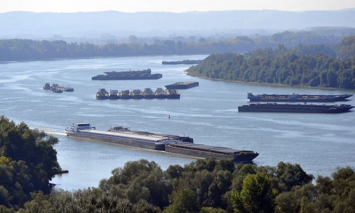 PALI KRIJUMČARI Na Dunavu zaplijenjena barža sa oko 4.000 litara nafte ukradene sa teretnog broda