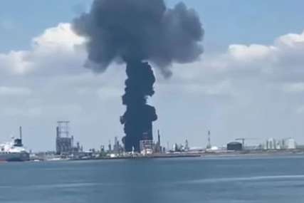 VELIKA EKSPLOZIJA U RAFINERIJI Širi se gust dim na obali Crnog mora, poginula jedna osoba (VIDEO)