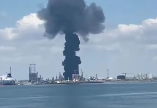 VELIKA EKSPLOZIJA U RAFINERIJI Širi se gust dim na obali Crnog mora, poginula jedna osoba (VIDEO)