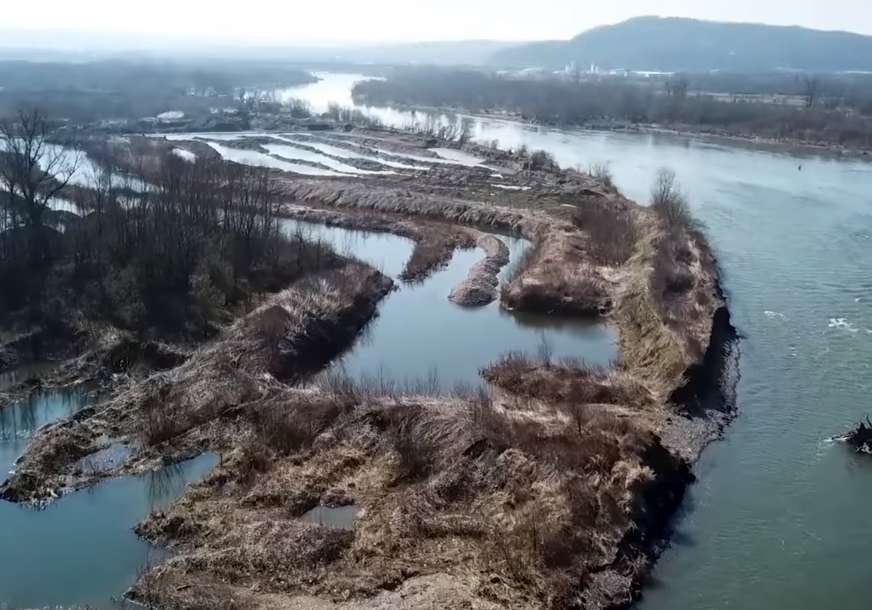 FOTO: EKSPLOATACIJA MINERALA IZ SLIVA RIJEKE BOSNE/FACEBOOK/SCREENSHOT