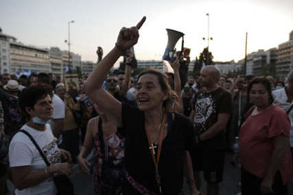 Sukobi policije i demonstranata u Atini: Suzavac i vodeni top rastjerali antivaksere