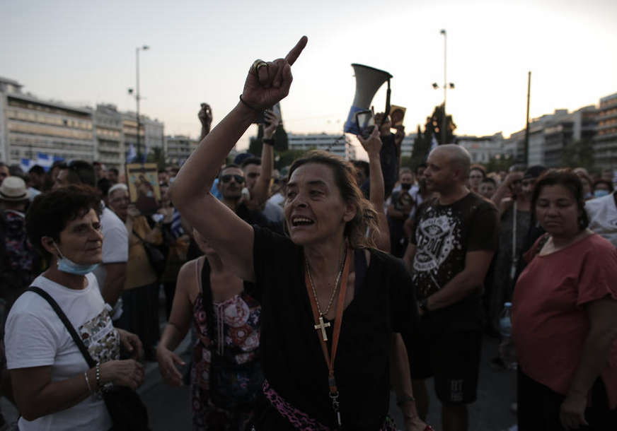 Sukobi policije i demonstranata u Atini: Suzavac i vodeni top rastjerali antivaksere