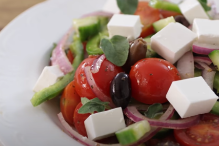 UŽIVAJTE U ORGINALNOM RECEPTU Grčka salata koja će vas "raspametiti" ovog ljeta