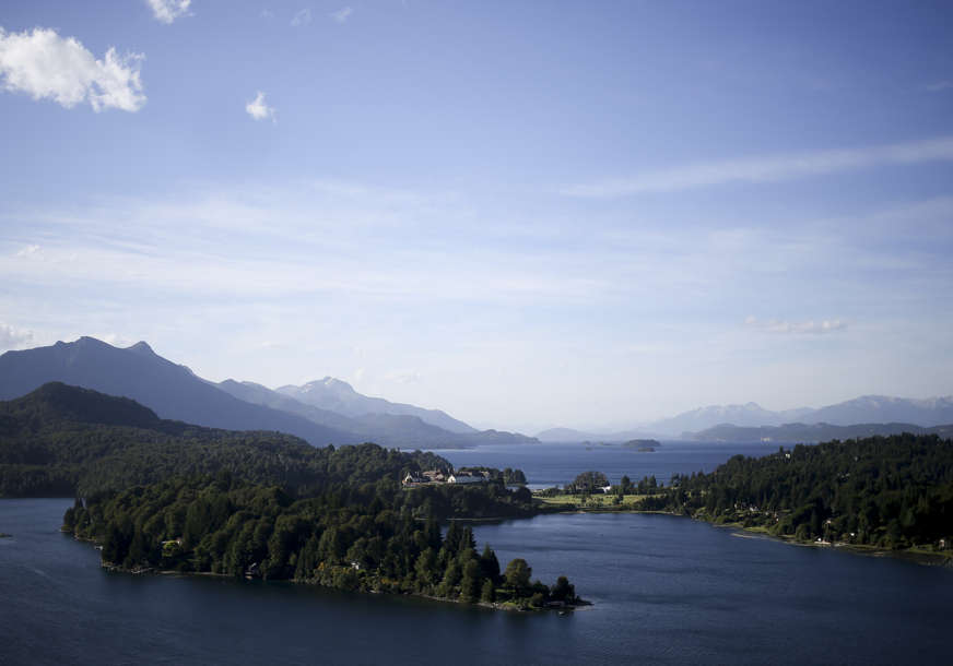 Ekolozi zabrinuti: Dva jezera u Argentini postala ružičasta