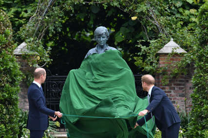 U čast tragično preminule princeze: Prinčevi Hari i Vilijam postavili kip majke u njenoj omiljenoj palati (FOTO)