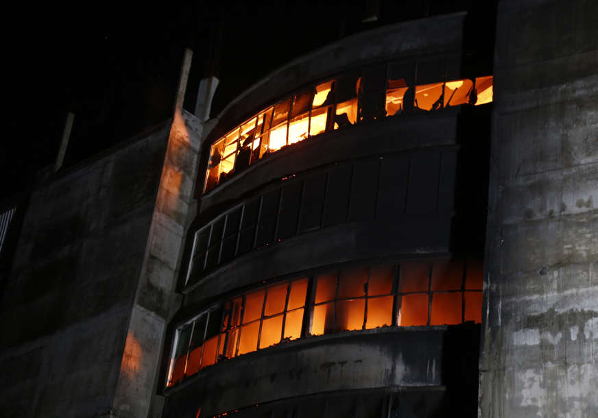 Izbio požar u fabrici soka: Ljudi iskakali kroz prozor da bi se spasili