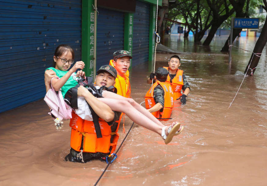 Obilne padavine napravile haos: Velike poplave u centralnom dijelu Kine, pukle dvije brane  (VIDEO)