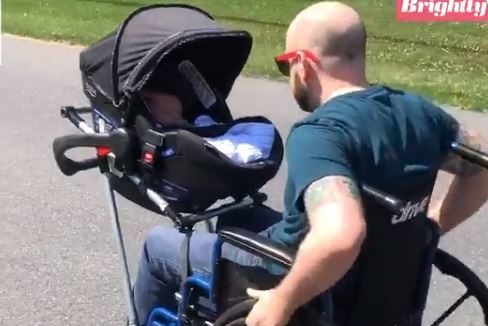 Dirljiv gest srednjoškolaca: Bolesnom ocu napravili kolica u kojima može da šeta svoju bebu (VIDEO)