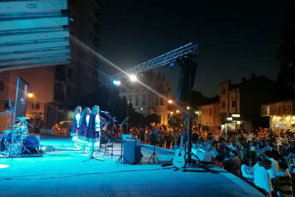 Na trgu u Novom Gradu održan koncert etno i rok muzike
