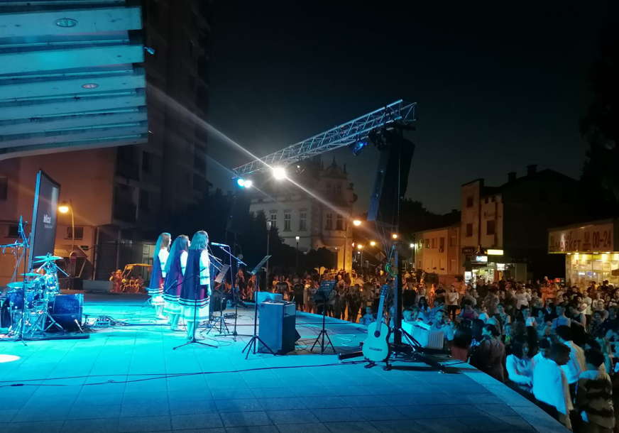 Na trgu u Novom Gradu održan koncert etno i rok muzike