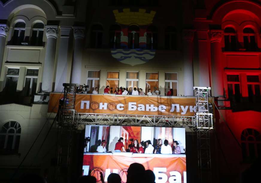 USPJESI ZA PONOS Banjalučani za svoje sjajne košarkašice otvorili balkon pobjednika (FOTO, VIDEO)