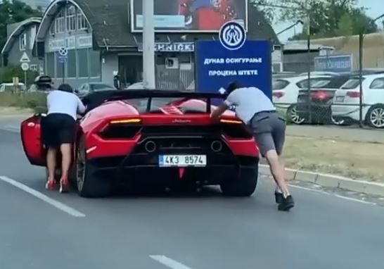"SKUPO JE GORIVO" Snimak na kojem dva mladića guraju luksuzni "lambordžini" zapalio društvene mreže (VIDEO)