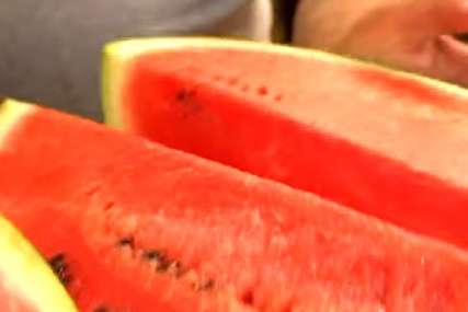 BOLJE OD NOŽA Napravite savršene i jednake komade lubenice sa koncem za zube  (VIDEO)