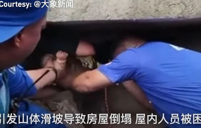 PRETUŽNO Preminula majka koja je spasila svoju bebu, 24 sata su bile zatrpane pod ruševinama (VIDEO)